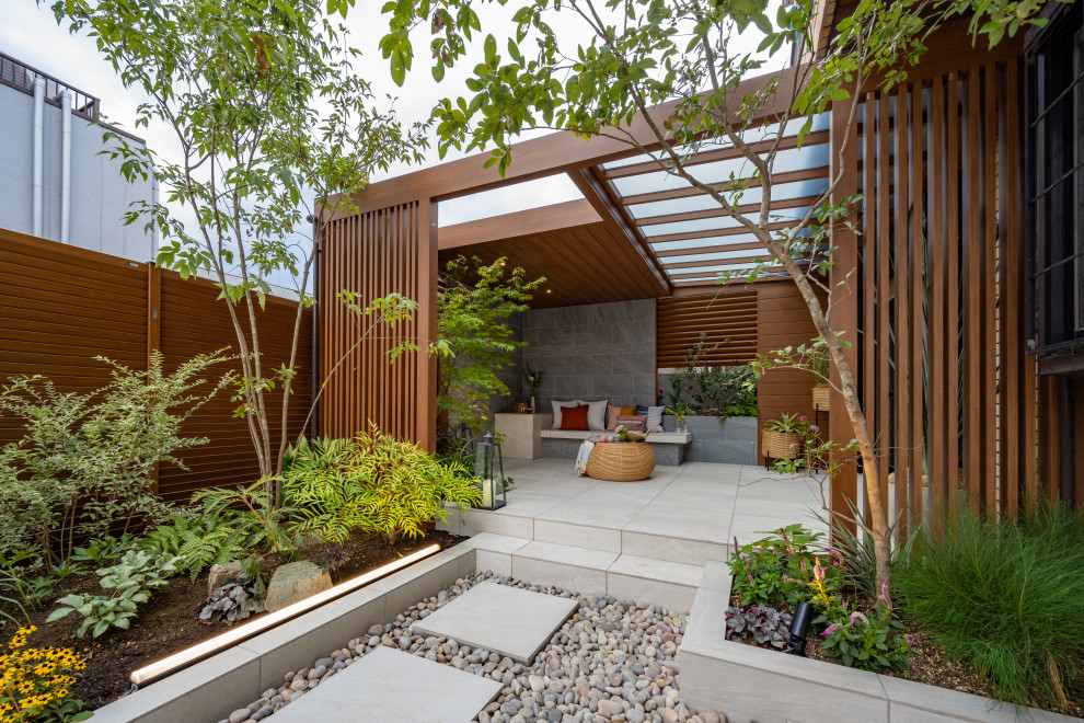 This is an example of a contemporary patio in Tokyo.