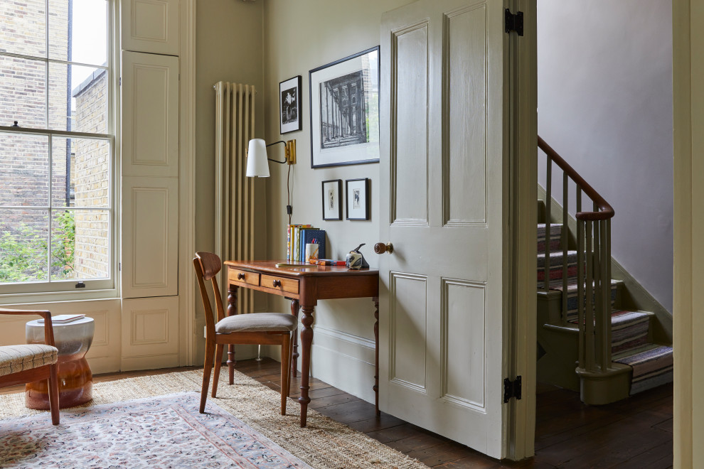 Inspiration for a timeless living room remodel in London
