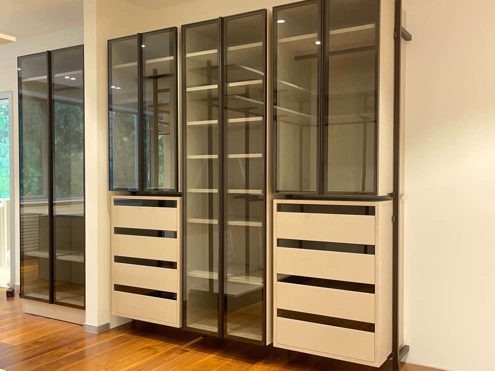 Распашной шкаф с системой RPE raumplus и Гардеробная система UNO raumplus