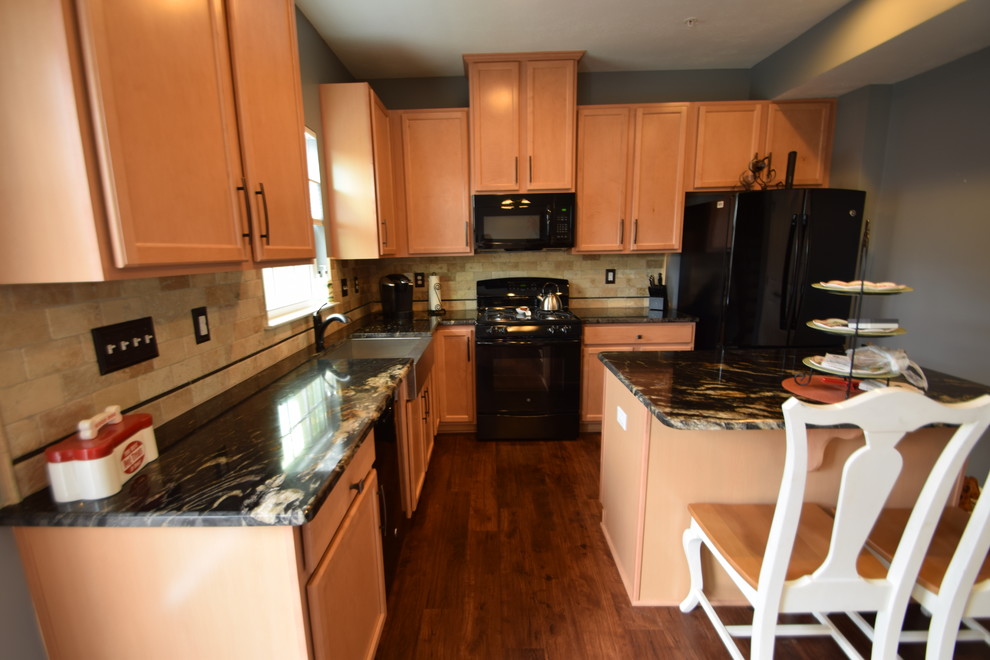 Example of a mid-sized transitional kitchen design