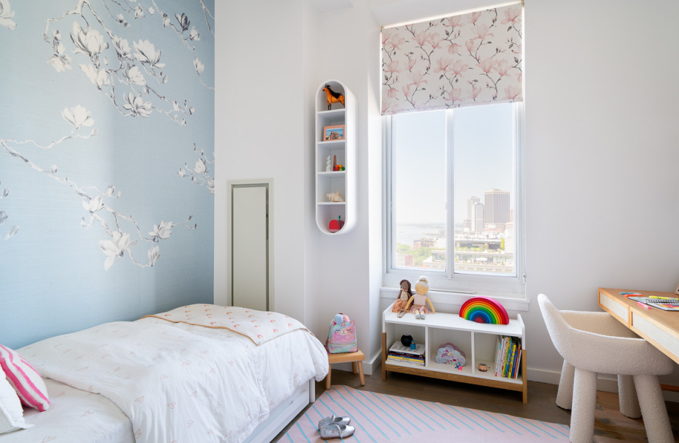 Foto de dormitorio infantil de 4 a 10 años actual pequeño con paredes blancas, suelo de madera en tonos medios, suelo gris y papel pintado