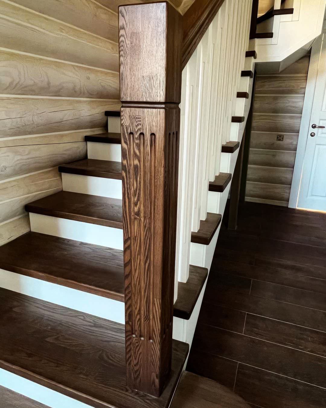 Лестница из ясеня в бревенчатом доме