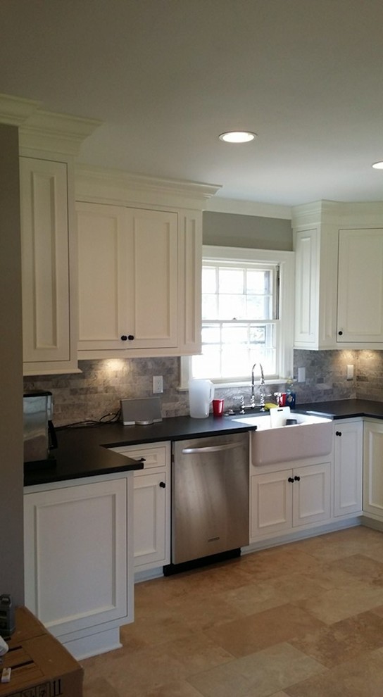 Kitchen - transitional kitchen idea in Charlotte