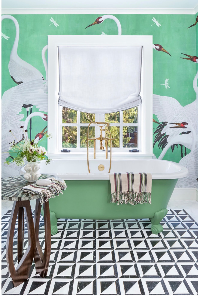 Eklektisk inredning av ett mellanstort en-suite badrum, med ett badkar med tassar, marmorgolv, flerfärgat golv och flerfärgade väggar