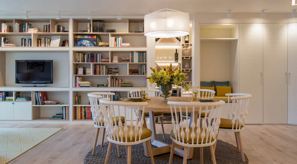 Modelo de comedor clásico renovado grande abierto sin chimenea con paredes blancas, suelo laminado y suelo beige