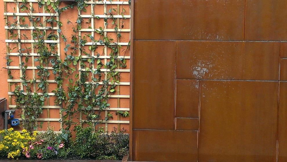 Muro decorado con lámina de agua de acero corten