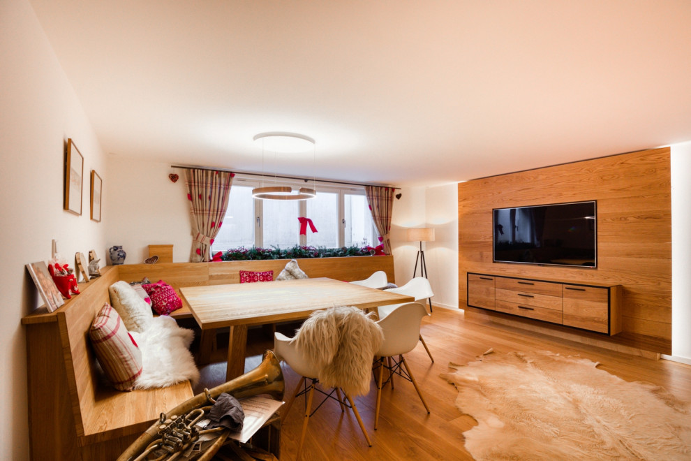 Mittelgroßes Mediterranes Untergeschoss mit weißer Wandfarbe und hellem Holzboden in Frankfurt am Main