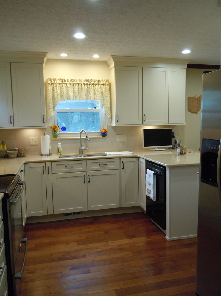Example of a transitional kitchen design in Columbus