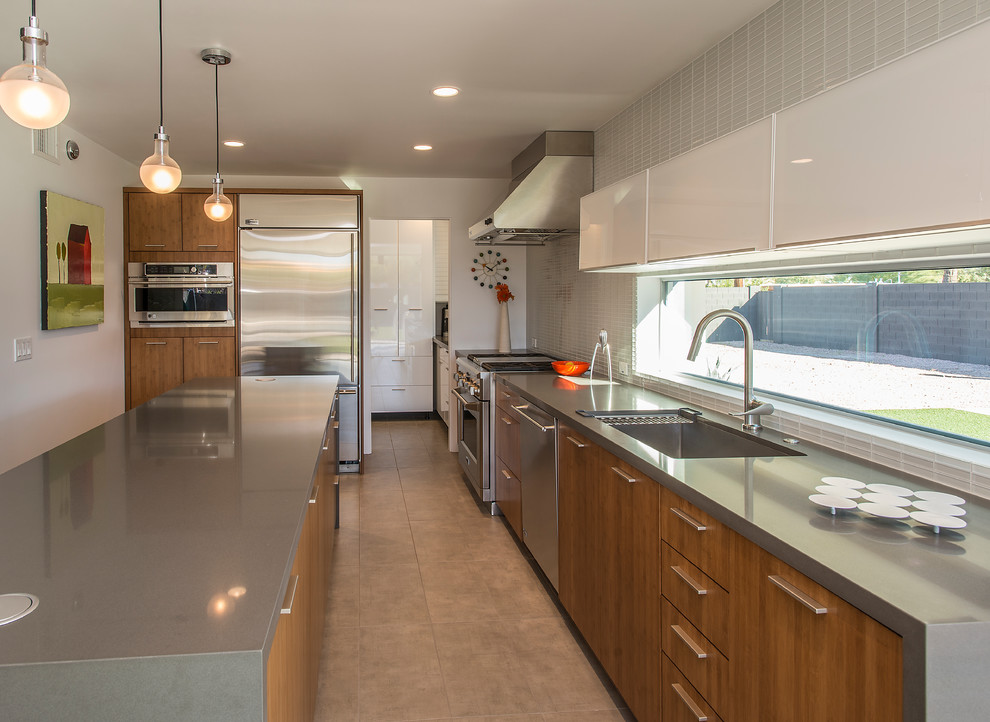 Design ideas for a midcentury kitchen in Phoenix.