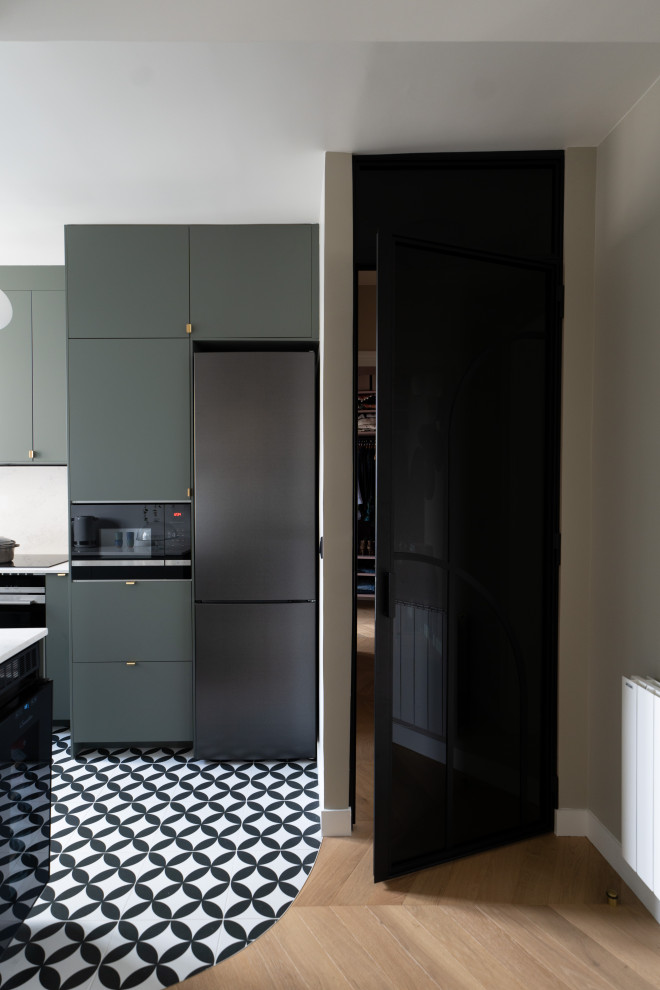 This is an example of a large contemporary u-shaped open plan kitchen in Paris with grey cabinets, quartzite benchtops, grey splashback, engineered quartz splashback, panelled appliances, ceramic floors, no island, black floor and grey benchtop.