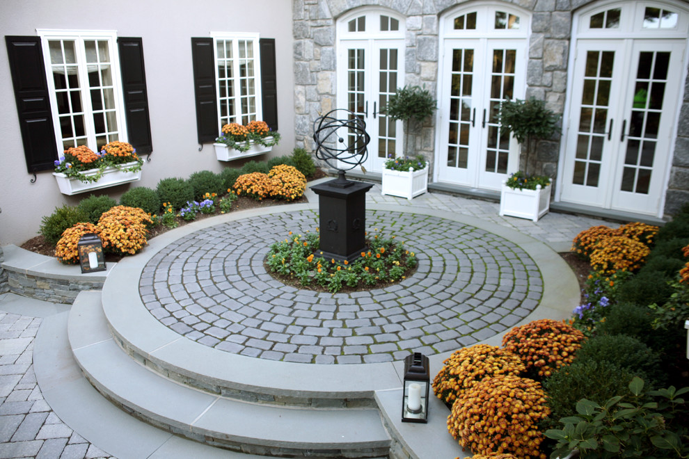 Design ideas for a traditional front yard patio in New York.