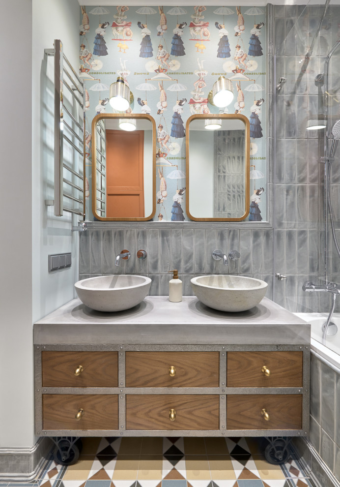 Imagen de cuarto de baño principal, doble, flotante y beige y blanco contemporáneo con baldosas y/o azulejos grises, paredes multicolor, lavabo sobreencimera, suelo multicolor y encimeras grises