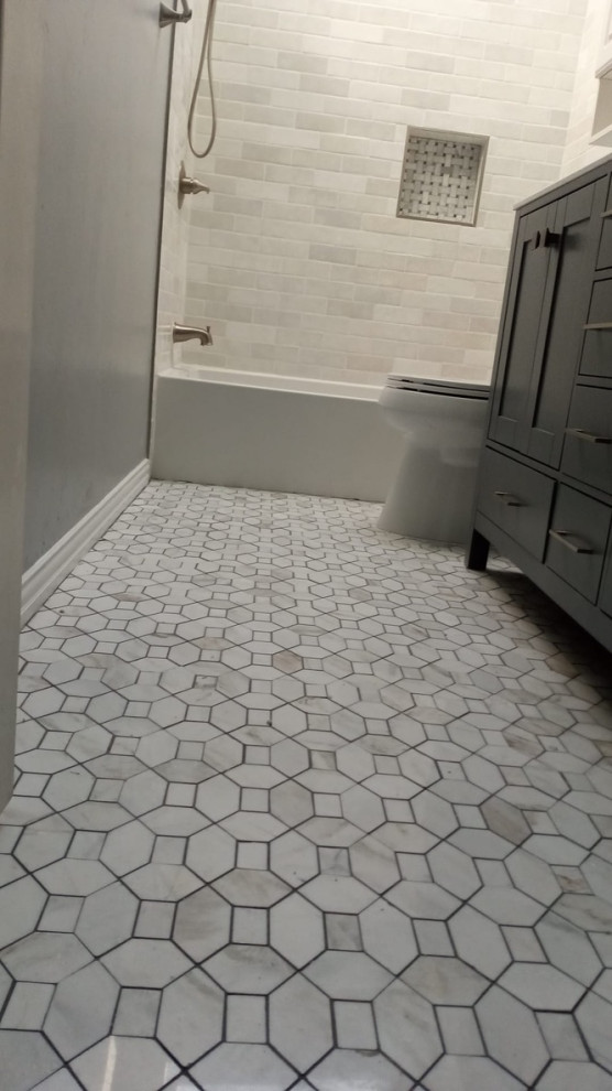 Exempel på ett litet modernt badrum för barn, med en öppen dusch, vit kakel, tunnelbanekakel, mosaikgolv, ett undermonterad handfat, granitbänkskiva, vitt golv och dusch med skjutdörr