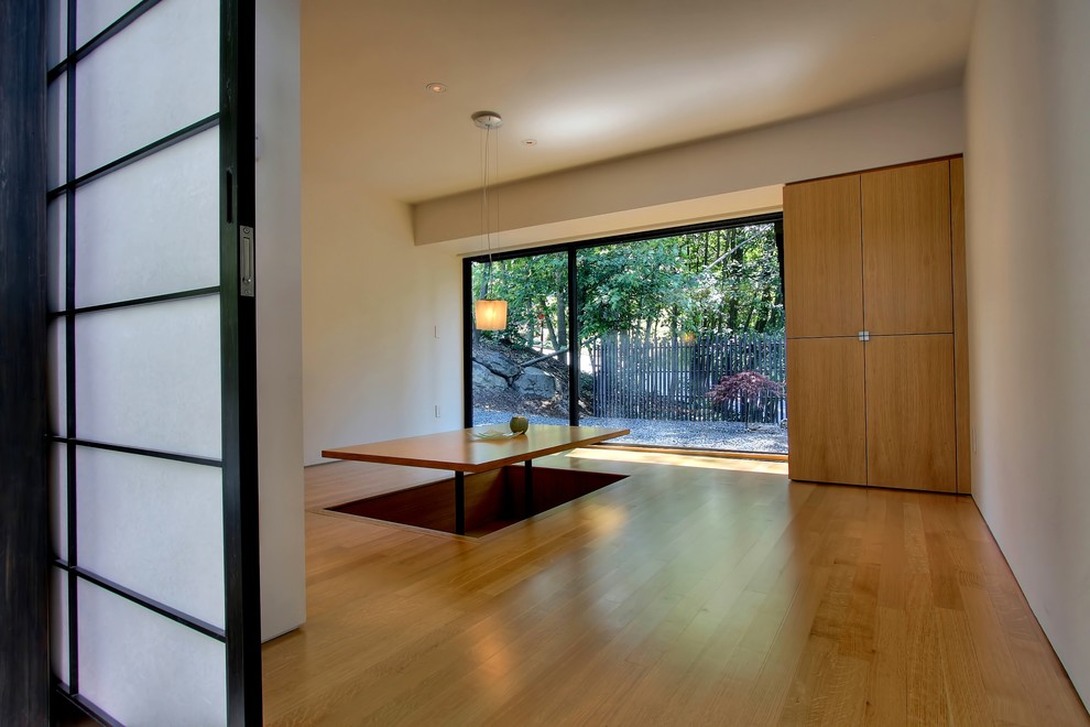 Photo of a modern dining room in Orange County.
