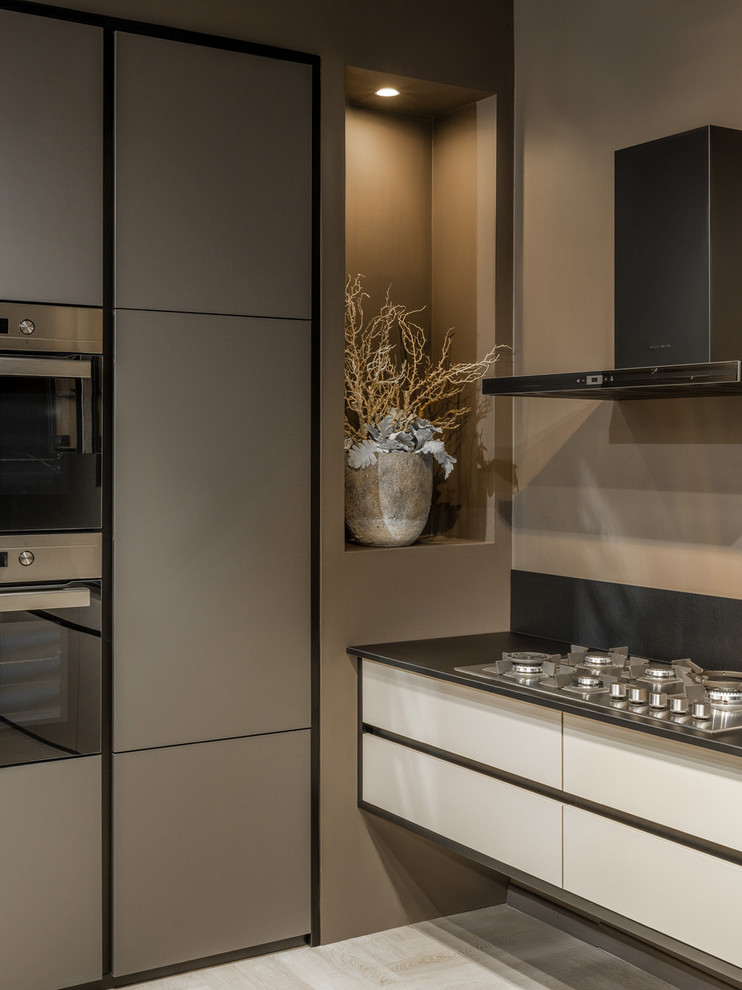 Кухня в ручкой Gola