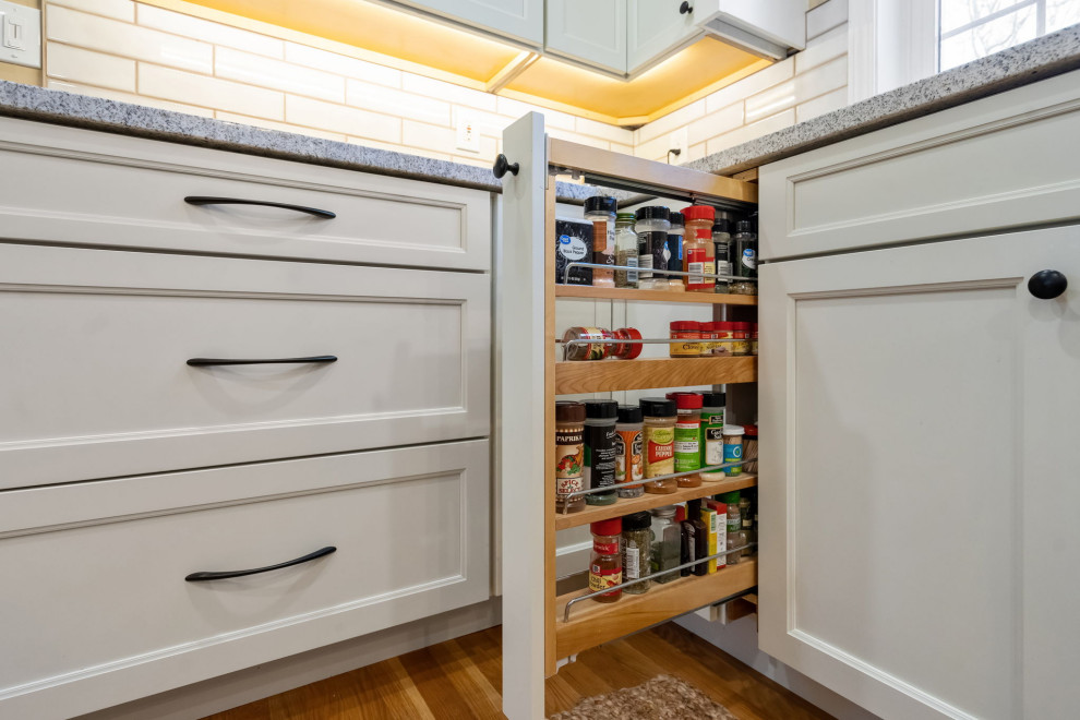 Kitchen - transitional kitchen idea in Boston