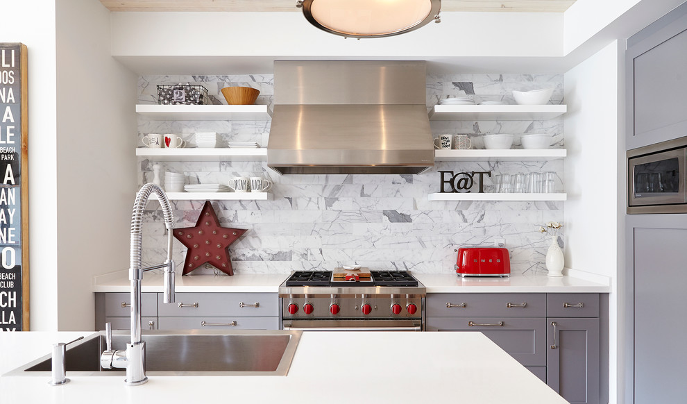 Inspiration for a mid-sized transitional l-shaped eat-in kitchen in Toronto with a farmhouse sink, grey cabinets, quartz benchtops, white splashback, stone tile splashback, stainless steel appliances, light hardwood floors, with island, recessed-panel cabinets and white benchtop.