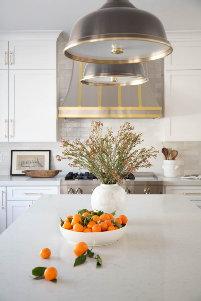 Idée de décoration pour une très grande cuisine.