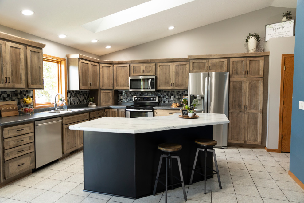 Eat-in kitchen - mid-sized transitional l-shaped eat-in kitchen idea in Austin with shaker cabinets, medium tone wood cabinets, laminate countertops and an island