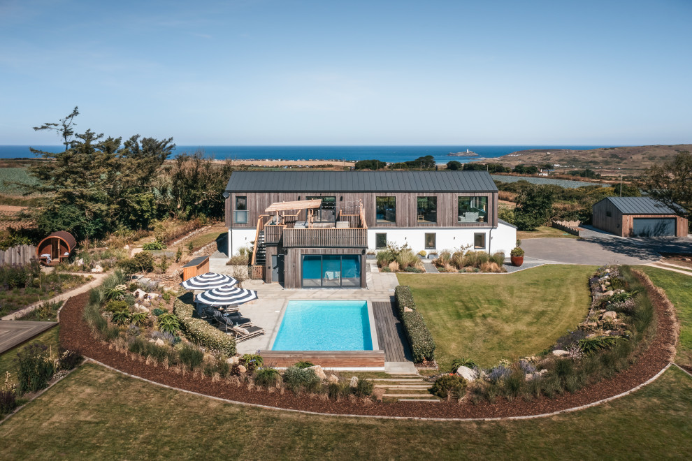 Oberirdisches, Großes Maritimes Poolhaus hinter dem Haus in rechteckiger Form mit Betonboden in Cornwall