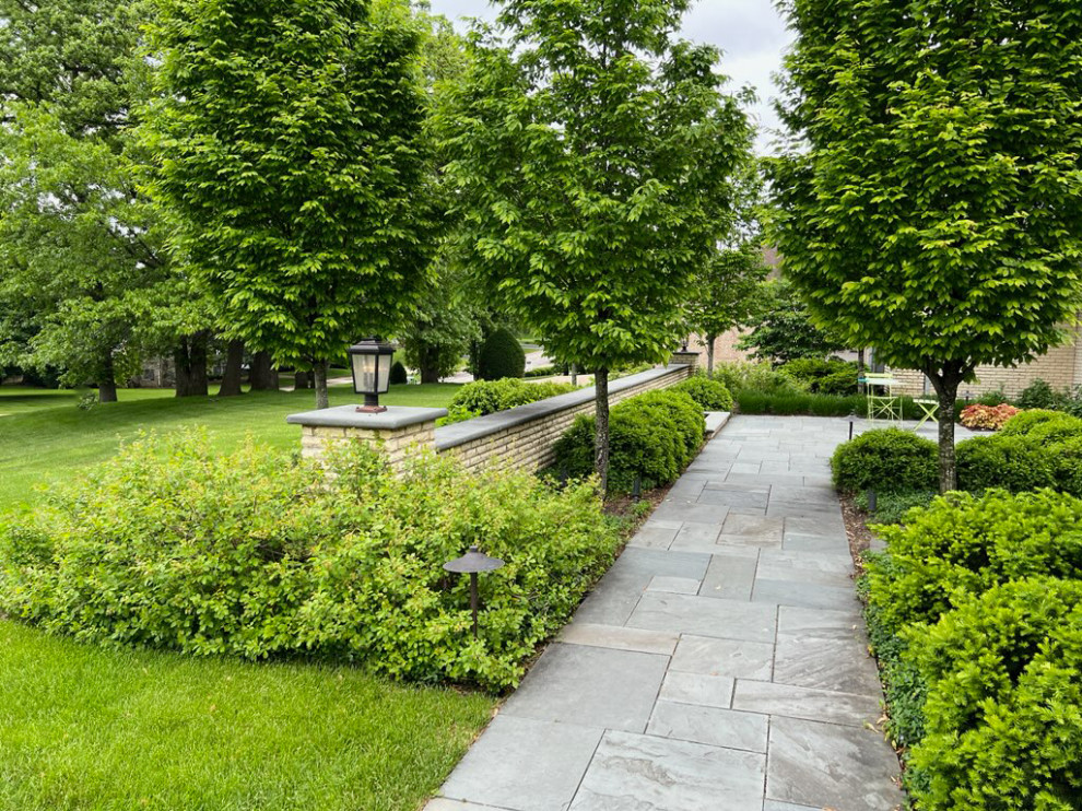 Immagine di un giardino formale minimal esposto a mezz'ombra di medie dimensioni e davanti casa in estate con una cascata e pavimentazioni in pietra naturale
