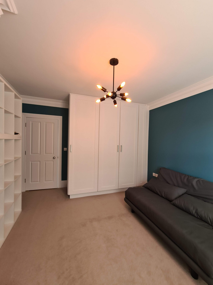 Idee per un atelier moderno di medie dimensioni con pareti blu, moquette, scrivania autoportante, pavimento beige e soffitto ribassato