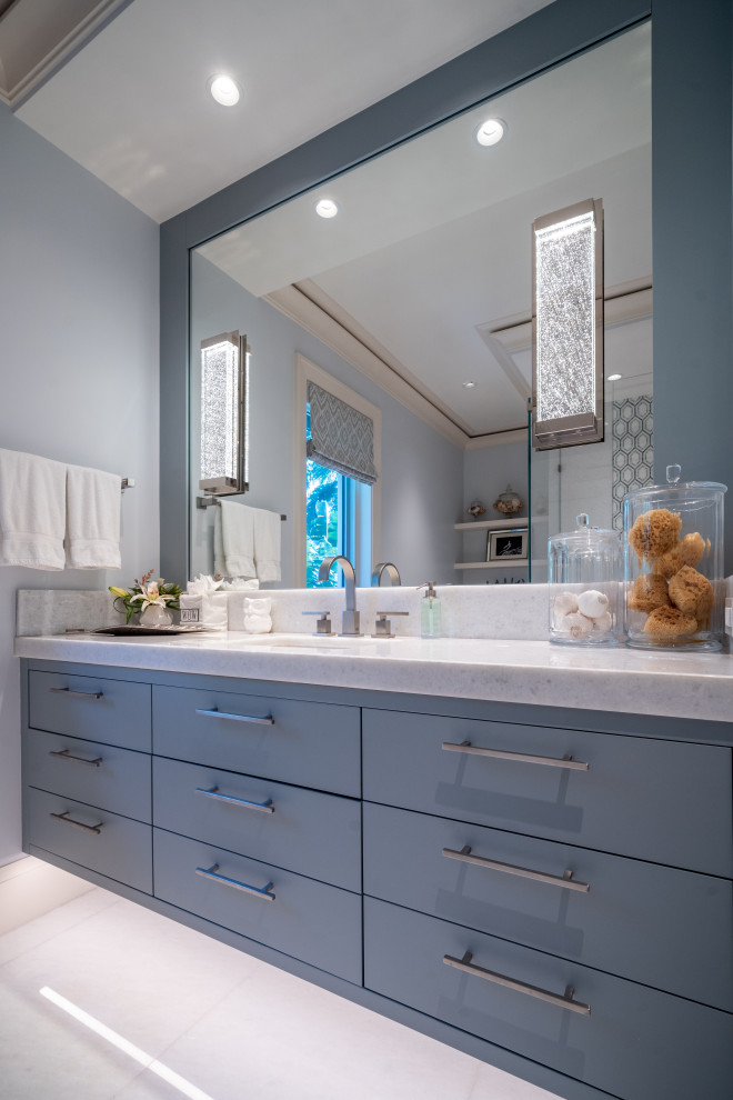 Foto di una stanza da bagno minimal con consolle stile comò, ante blu, doccia aperta, piastrelle bianche, pavimento bianco, doccia aperta, top bianco, un lavabo e mobile bagno incassato