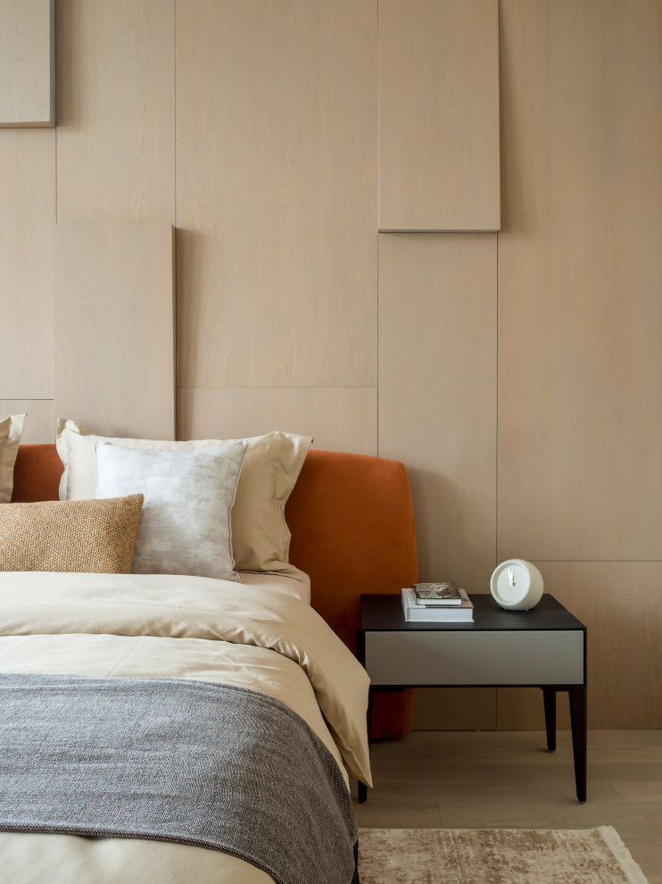 Пример оригинального дизайна: хозяйская спальня в современном стиле с оранжевыми стенами и паркетным полом среднего тона