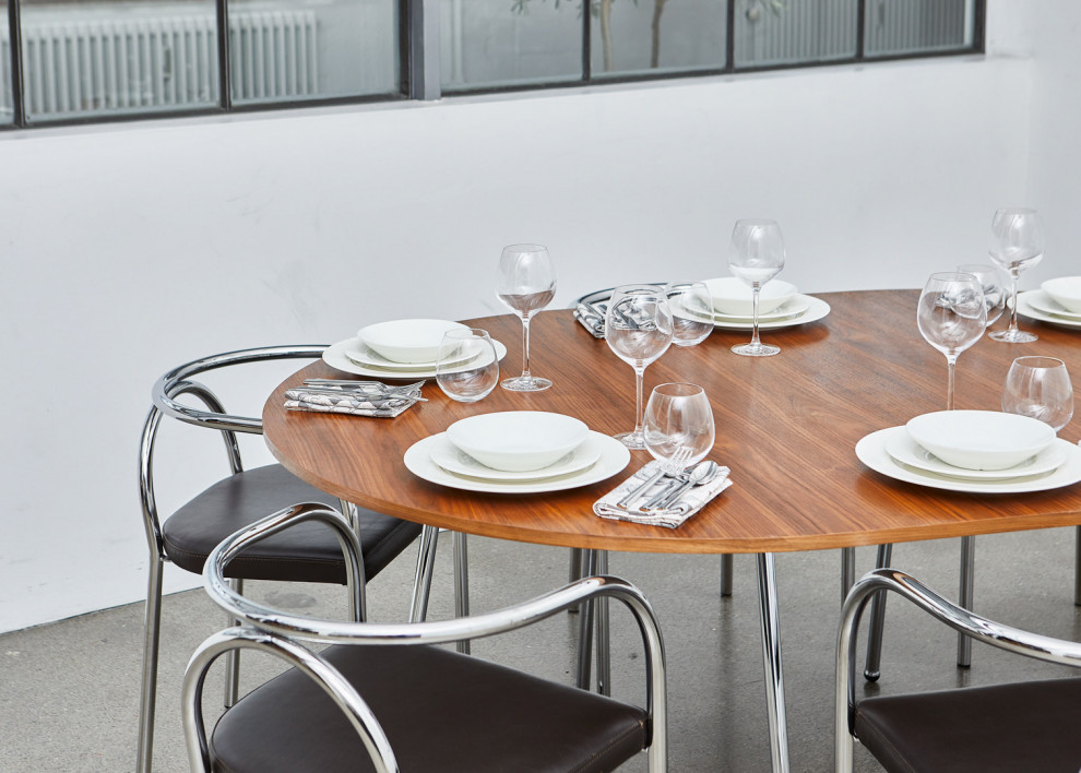 Ispirazione per una sala da pranzo scandinava con pareti bianche, pavimento in cemento, pavimento grigio e carta da parati