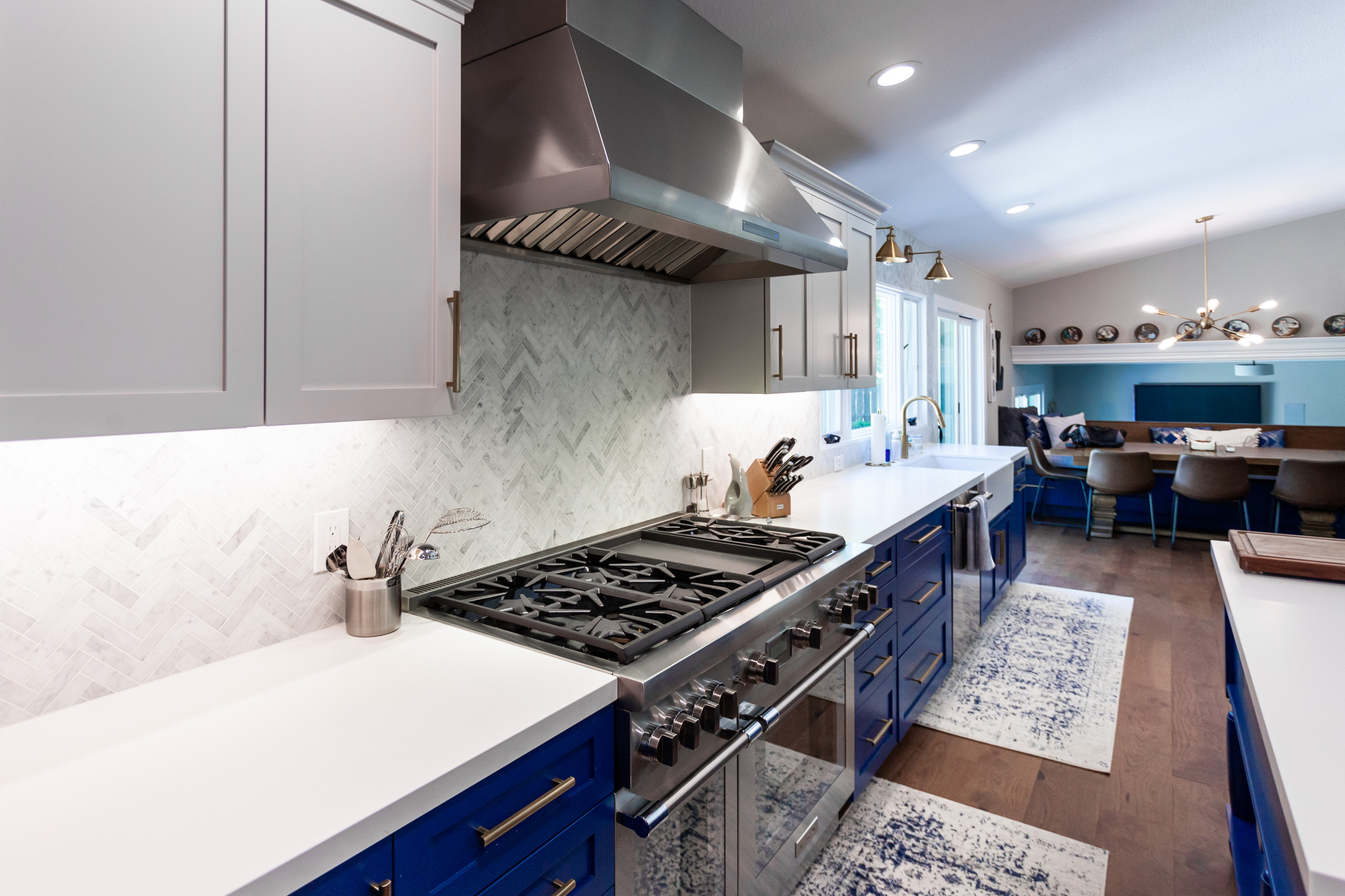 Stunning Kitchen w Blue Island