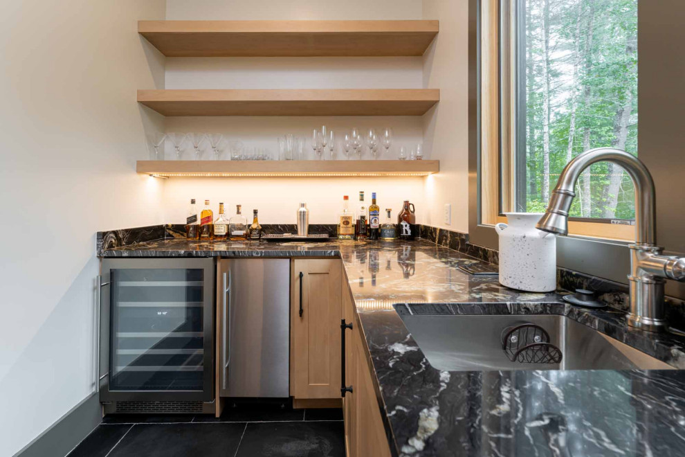 Example of a mid-sized transitional home bar design