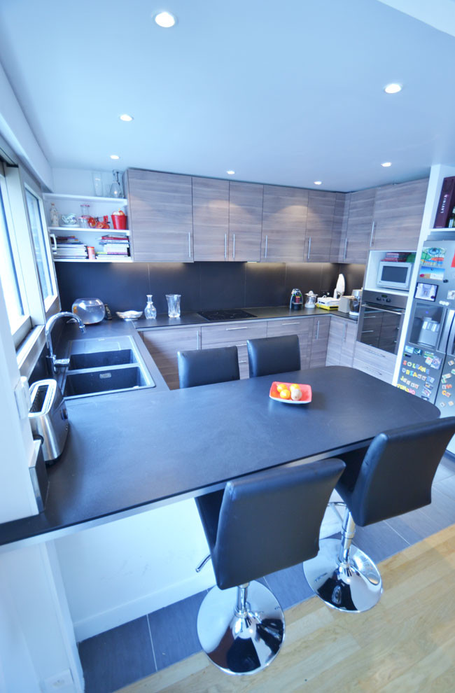 Mid-sized contemporary u-shaped open plan kitchen in Paris with an undermount sink, flat-panel cabinets, brown cabinets, concrete benchtops, black splashback, cement tiles, no island and grey floor.