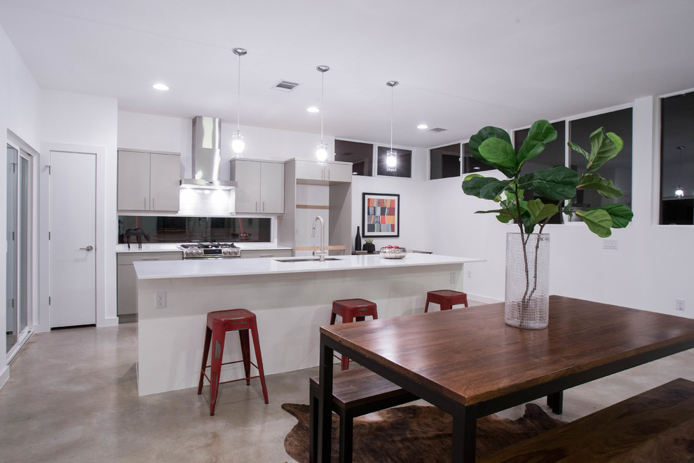 Example of a minimalist home design design in Austin