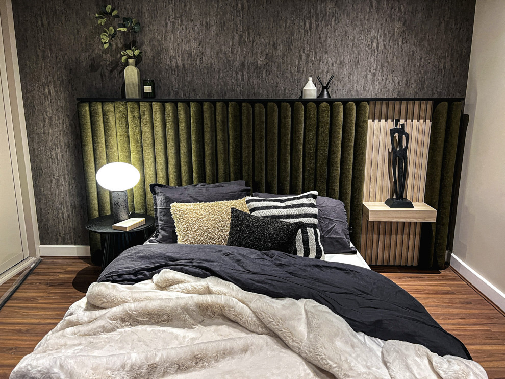 Foto de dormitorio principal escandinavo grande con paredes verdes y suelo laminado