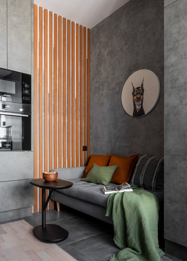 Свежая идея для дизайна: гостиная комната среднего размера в современном стиле с серыми стенами, полом из керамогранита, телевизором на стене и зоной отдыха - отличное фото интерьера