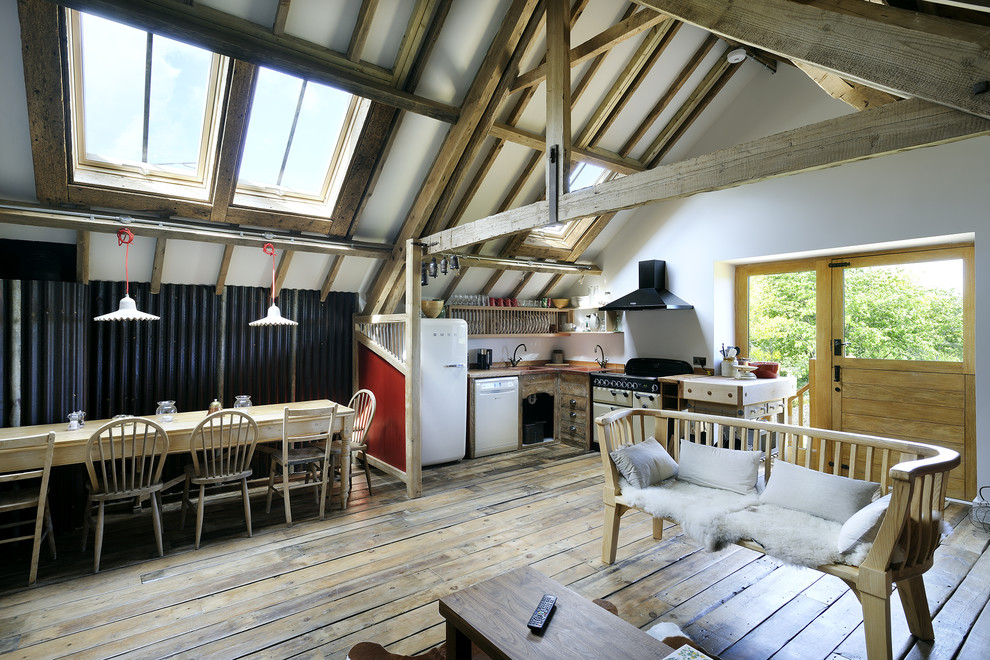 Inspiration for a mid-sized traditional l-shaped eat-in kitchen in Hampshire with no island.