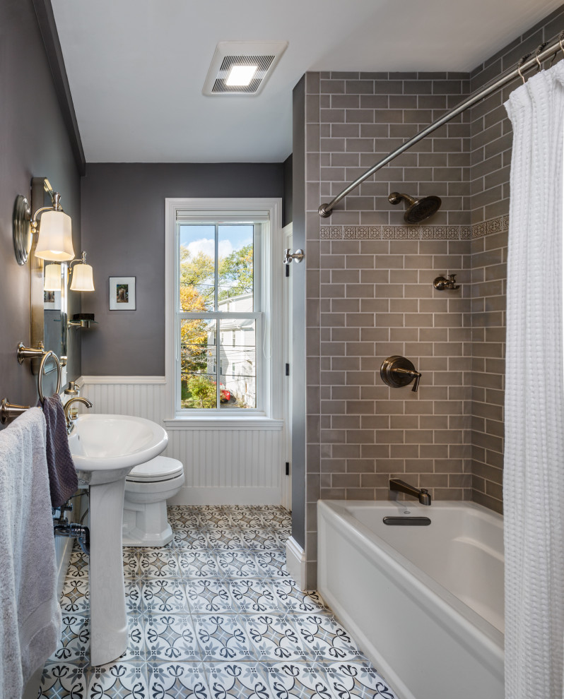 ボストンにある小さなヴィクトリアン調のおしゃれな浴室 (アルコーブ型浴槽、シャワー付き浴槽	、グレーのタイル、セラミックタイル、グレーの壁、セメントタイルの床、ペデスタルシンク、洗面台1つ、羽目板の壁) の写真