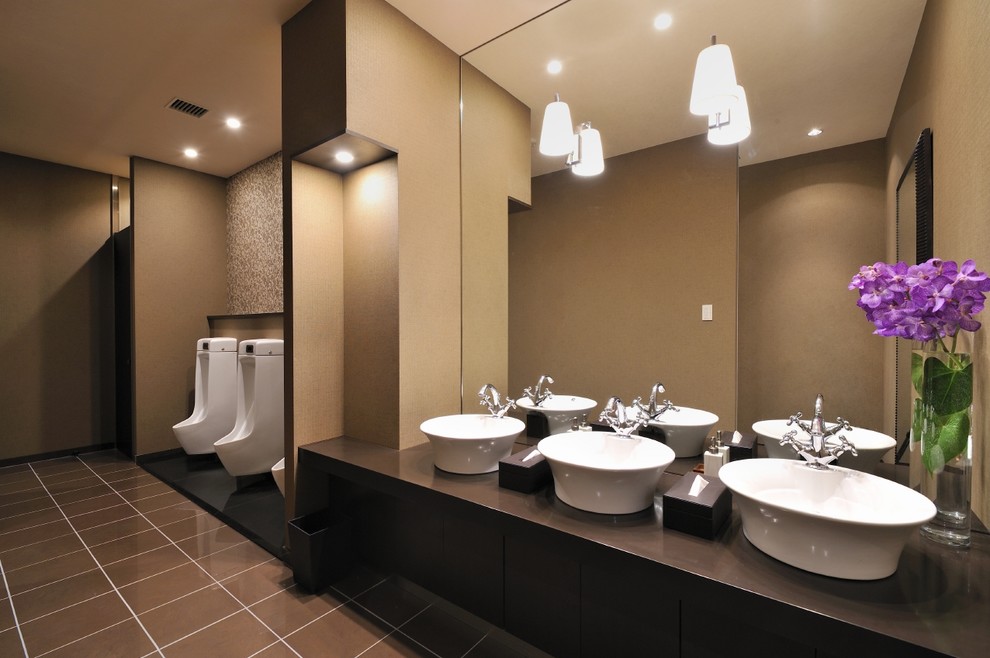 Exempel på ett modernt badrum, med ett urinoar och ett fristående handfat