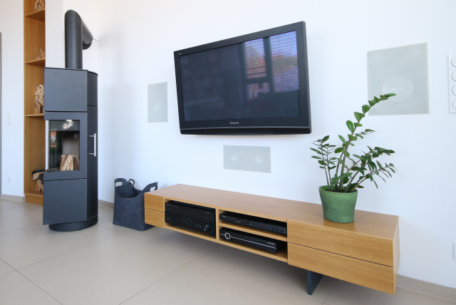 B&uuml;cherregal und Medienm&ouml;bel f&uuml;r ein Wohnzimmer family-room