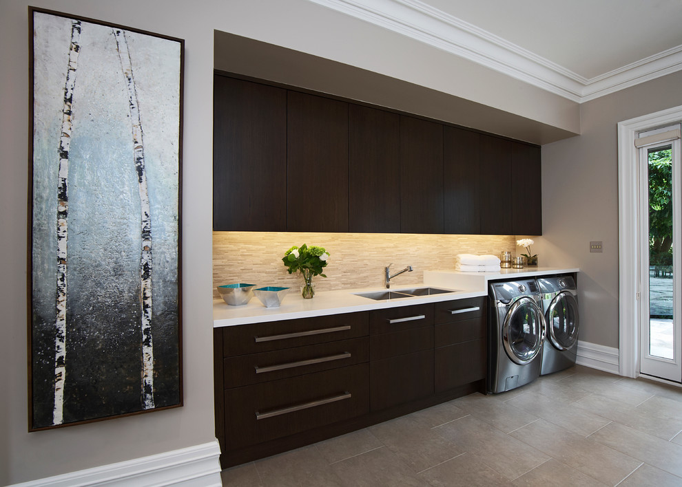 Inspiration for a large transitional home design remodel in Toronto