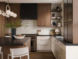 5 New Kitchens That Stylishly Mix Materials and Details (10 photos)
