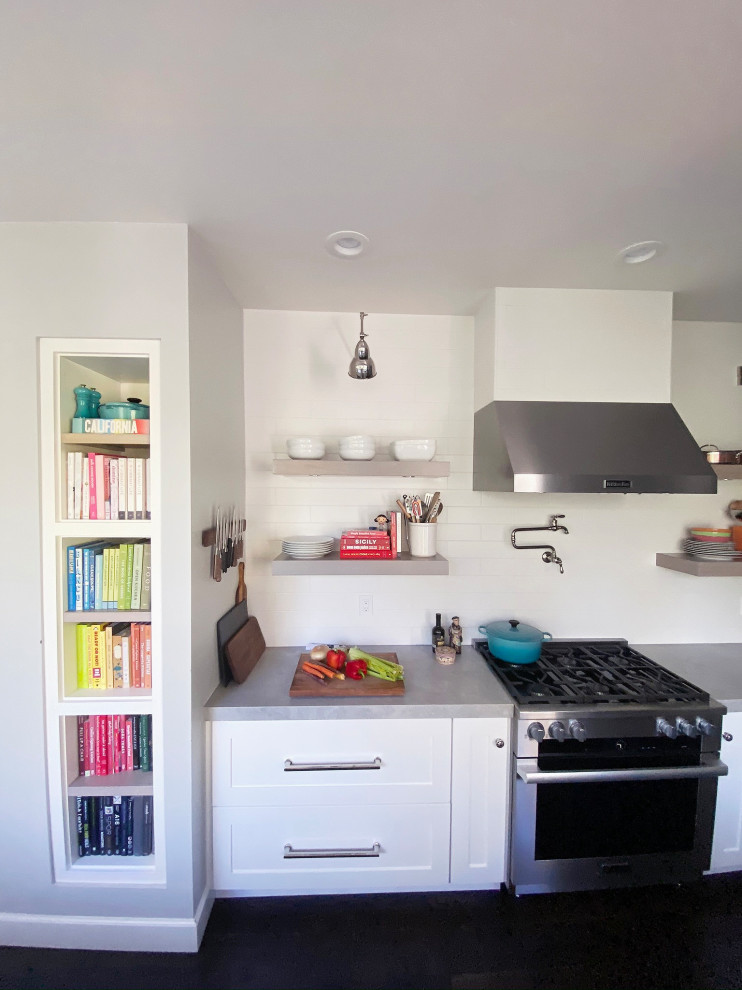 Kitchen - transitional kitchen idea