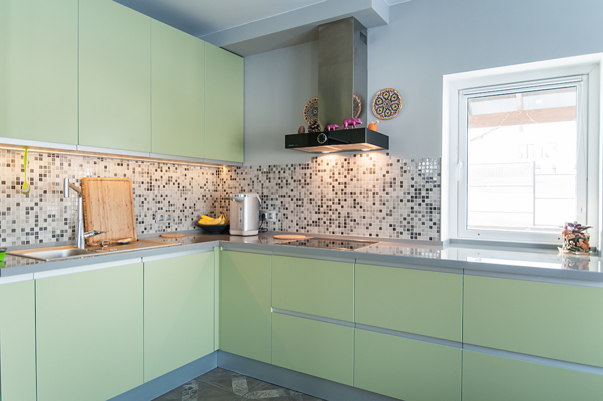 Большая кухня с барной стойкой