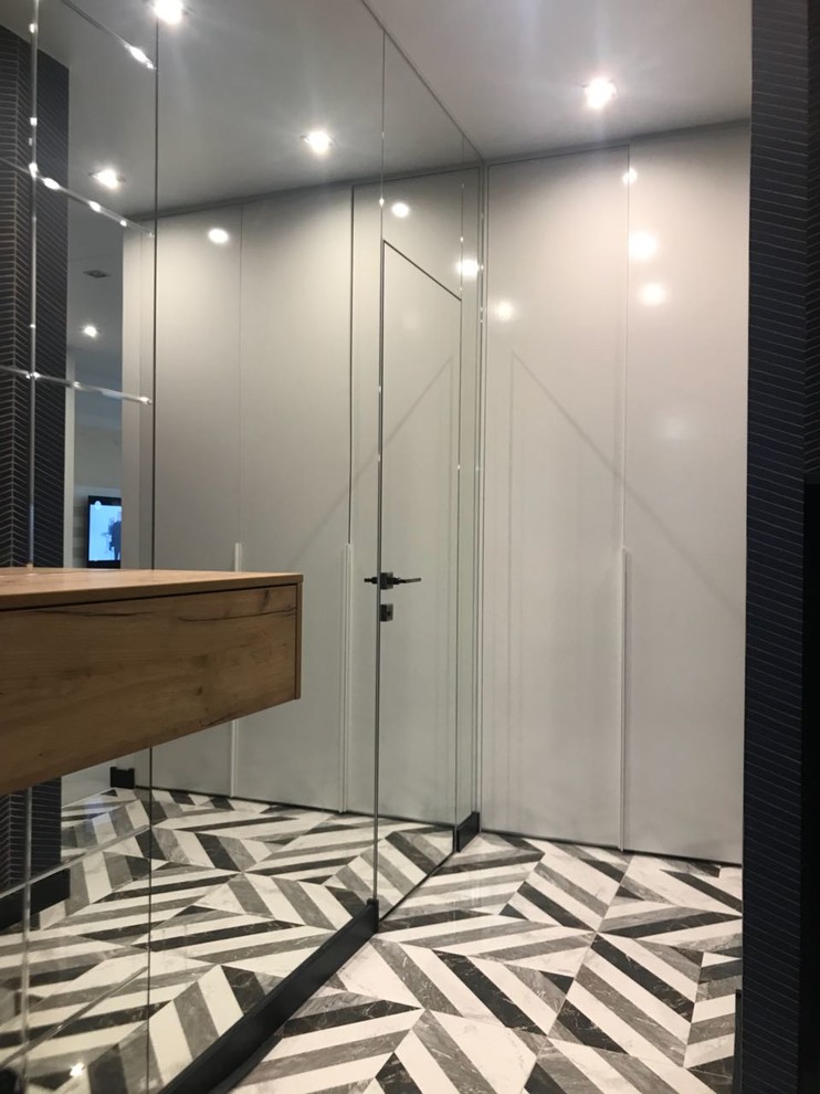 Зеркальная скрытая дверь