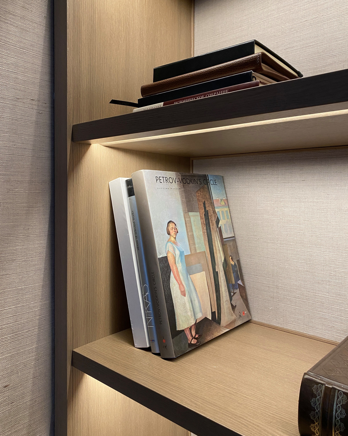 Библиотека в загородном доме