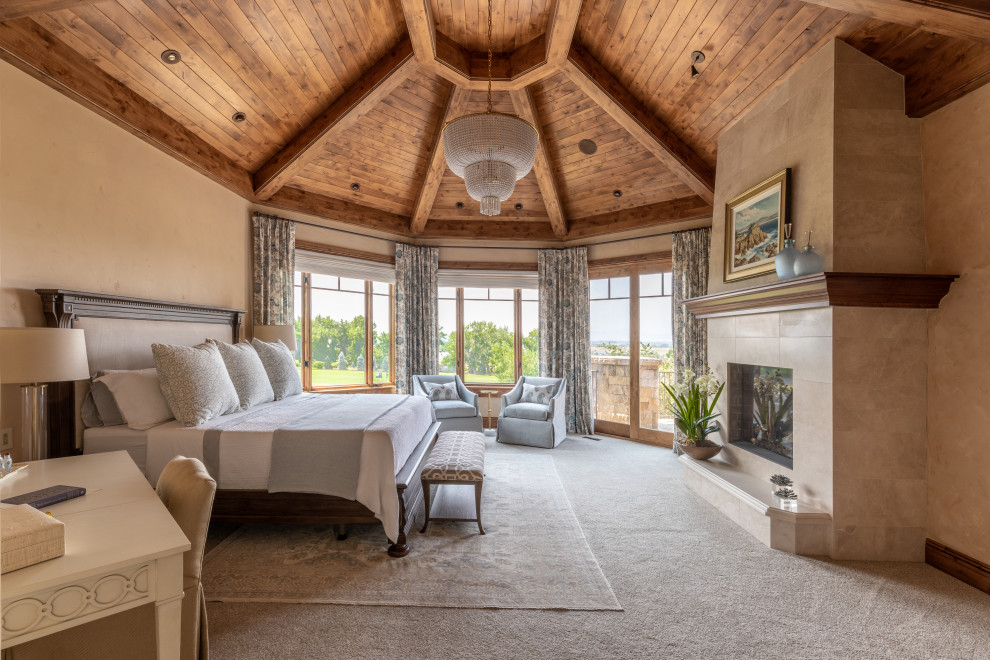 Exemple d'une grande chambre chic avec un mur beige, une cheminée standard et un manteau de cheminée en carrelage.