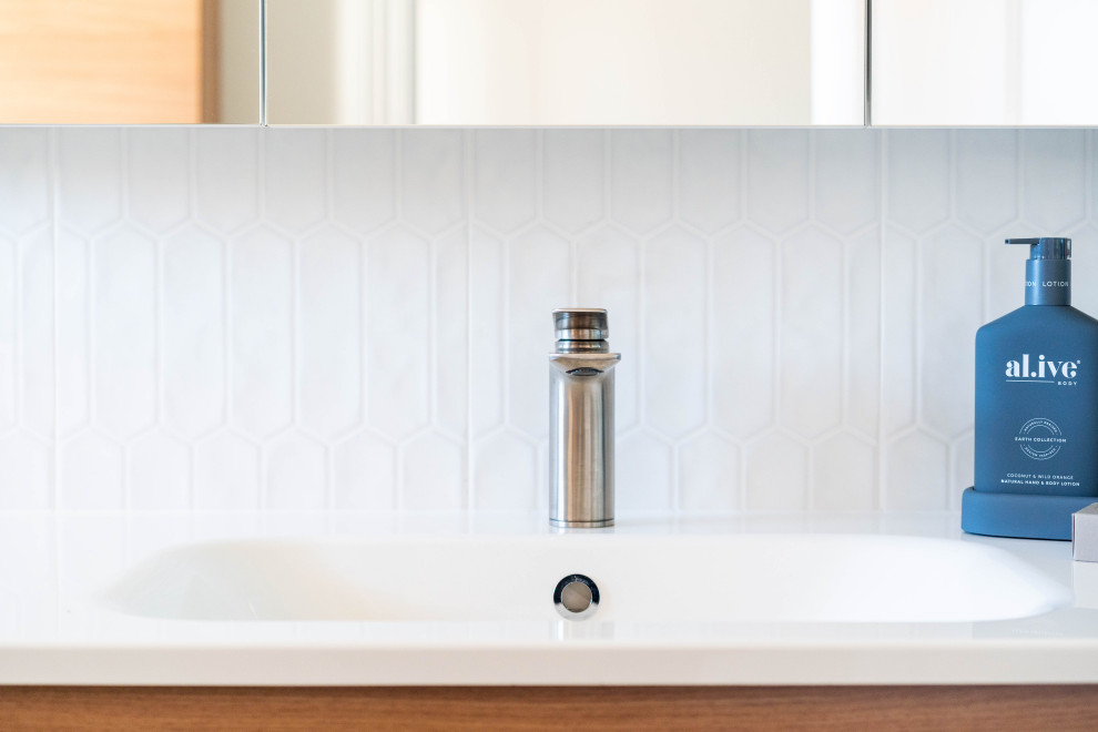 Design ideas for a contemporary bathroom in Hobart.