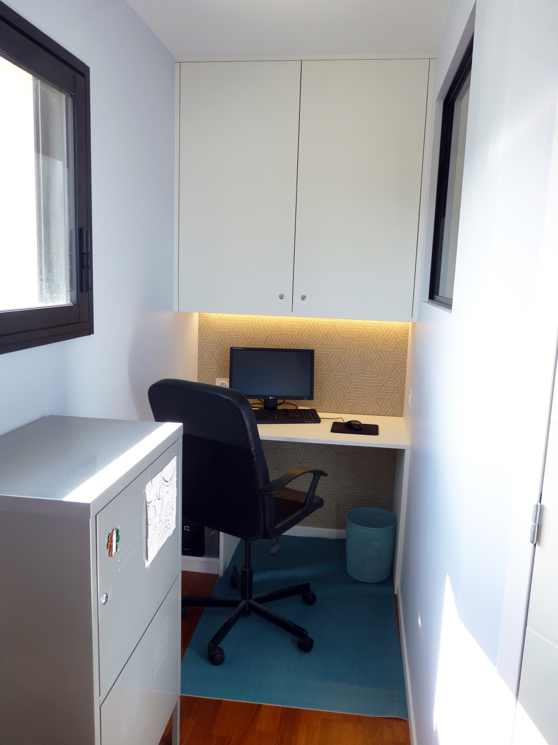 L'espace bureau est optimisé pour permettre le télé-travail avec un maximum de rangement dans un petit espace. Une partie haute a été réalisée sur mesure pour porter tous les documents et l'imprimante