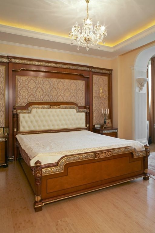Ispirazione per una camera matrimoniale classica di medie dimensioni con pareti beige e parquet chiaro