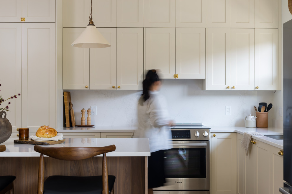 Inspiration for a transitional kitchen remodel in Vancouver